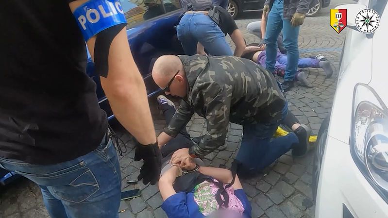 Hořely okrasné stromy i chráněná památka, policie dopadla v Praze žháře